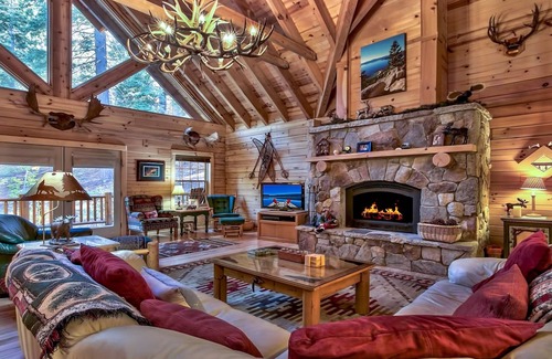 Pioneer Trail House | A True Tahoe Log Home-Surrounded By Forest 4 Bedrooms, Hot Tub, Spacious Deck