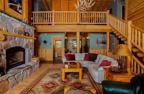 Pioneer Trail House | A True Tahoe Log Home-Surrounded By Forest 4 Bedrooms, Hot Tub, Spacious Deck