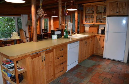 Ashford Cabin | A two Bedroom cabinon the banks of Copper Creek sleeps up to 6 in 1 king, 1 queen bedroom and loft with 2 twins. Children welcome. Private hot tub and firepit on Copper Creek. Fall asleep to the sounds of the creek. A short walk to Copper Creek Resta