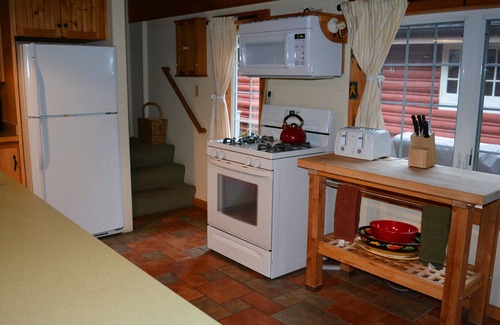 Ashford Cabin | A two Bedroom cabinon the banks of Copper Creek sleeps up to 6 in 1 king, 1 queen bedroom and loft with 2 twins. Children welcome. Private hot tub and firepit on Copper Creek. Fall asleep to the sounds of the creek. A short walk to Copper Creek Resta