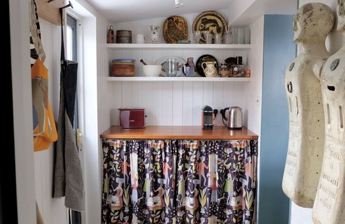Deal Apartment | A Unique, coastal cottage, located just seconds from Kingsdown seafront, Kent. Perfect for a Summer