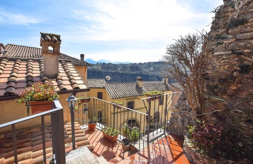 Poggio Nativo House | A vacation home built in 1870 in the Lazio region.