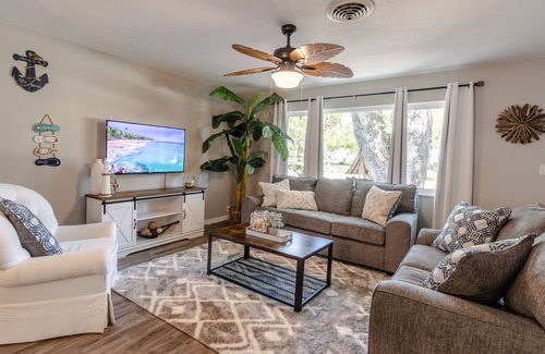 Vero Beach House | A Vero Oasis-Soaking pool, lanai w/ amenities