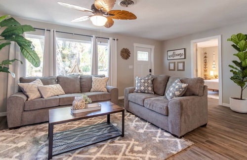 Vero Beach House | A Vero Oasis-Soaking pool, lanai w/ amenities