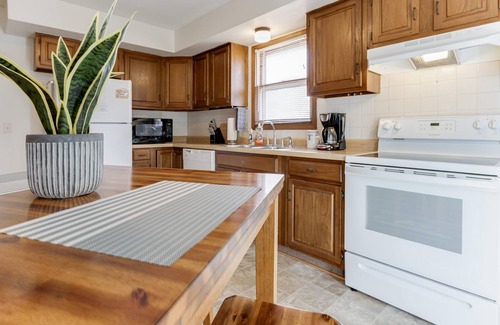 St. Joseph House | A Very Clean 2-Bedroom With Great Amenities