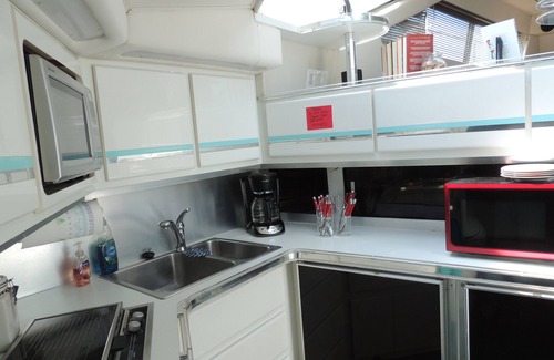 Ampthill Boat Rental | A VERY NICE 43' YACHT WITH LONG RIVER VIEWS AND ONSITE RIVERSIDE DINING