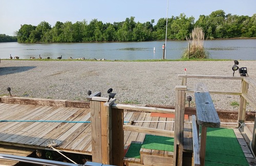 Ampthill Boat Rental | A VERY NICE 43' YACHT WITH LONG RIVER VIEWS AND ONSITE RIVERSIDE DINING