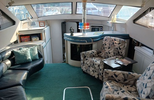 Ampthill Boat Rental | A VERY NICE 43' YACHT WITH LONG RIVER VIEWS AND ONSITE RIVERSIDE DINING