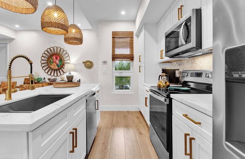 Nassau Condo | A vibrant, colorful, tropical retreat condo, 2 min drive to the beach, pool