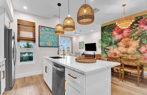 Nassau Condo | A vibrant, colorful, tropical retreat condo, 2 min drive to the beach, pool