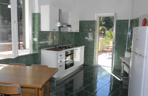 Borgo Crimea House | A villa between wonderful gardens, 5 min walk to the city center