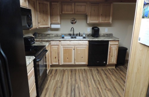 Ruidoso House | A Vintage Retreat within earshot of Rio Ruidoso -10 min walk to Midtown Ruidoso.