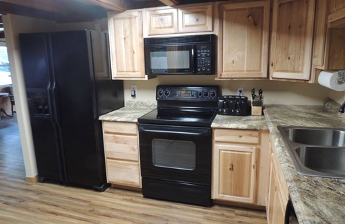Ruidoso House | A Vintage Retreat within earshot of Rio Ruidoso -10 min walk to Midtown Ruidoso.
