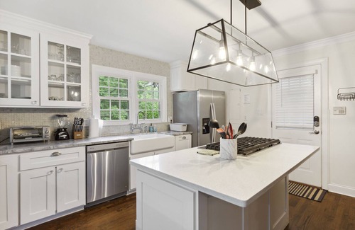 North Buckhead House | "A"Walk to Everything! Top Buckhead Restaurants, Phipps/Lenox Malls,Everything!