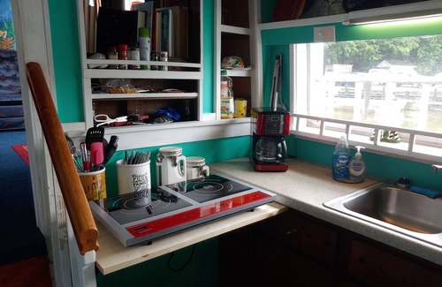 Ampthill Boat Rental | A Warm and Cozy 50' Houseboat in gated, quaint and peaceful marina near the city