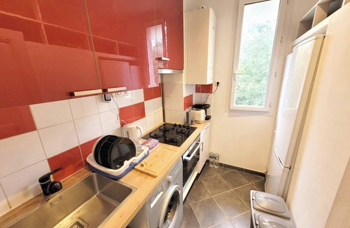 Villeneuve-la-Garenne Apartment | A warm, bright Parisian-style apartment close to public transport