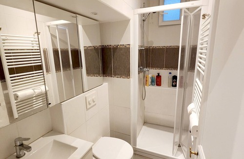 Villeneuve-la-Garenne Apartment | A warm, bright Parisian-style apartment close to public transport