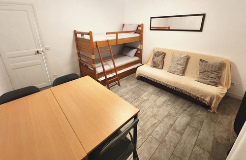 Villeneuve-la-Garenne Apartment | A warm, bright Parisian-style apartment close to public transport