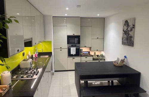 Slough House | A Warm Welcoming Cosy Bungalow, 10 mins to Windsor