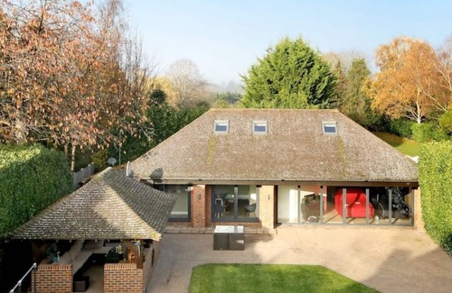 Slough House | A Warm Welcoming Cosy Bungalow, 10 mins to Windsor