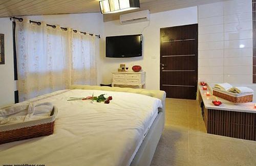 Safed Cabin | A Window to Kinneret