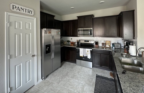 Killeen House | A wonderful 2 bedroom 2 bathroom home with full living room, kitchen and office!