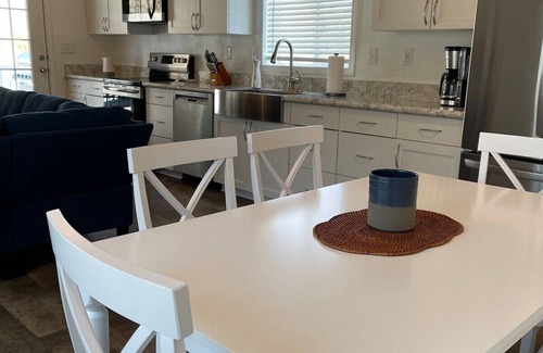 Hermosa Cottage | A wonderful 3 bedroom/2 bath rental (1,000 sq