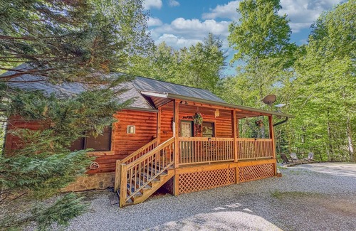 Gatlinburg - Pigeon Forge Cabin | A Wooded Cabin You'll Love! King Bed-2 Fireplaces-HotTub-Firepit-bring your dog!