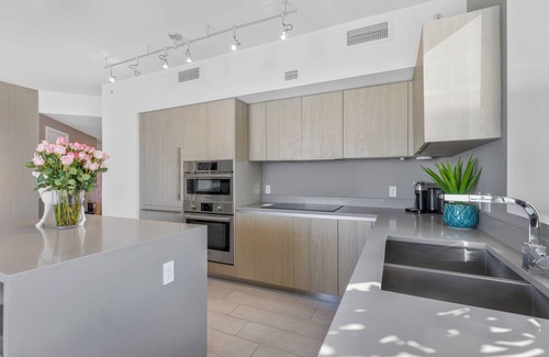 Hollywood South Central Beach Condo | A World of Beauty: The Breathtaking View Stylish Apartment