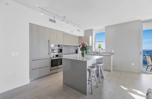 Hollywood South Central Beach Condo | A World of Beauty: The Breathtaking View Stylish Apartment