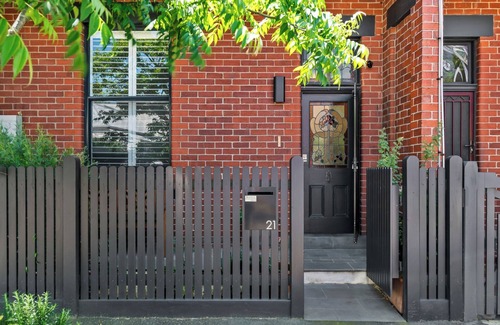 South Melbourne Apartment | A1 Architectural Sth. Melb. Home. Sleeps 4. Martin