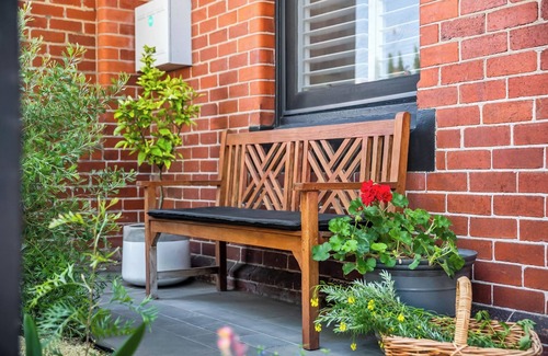South Melbourne Apartment | A1 Architectural Sth. Melb. Home. Sleeps 4. Martin