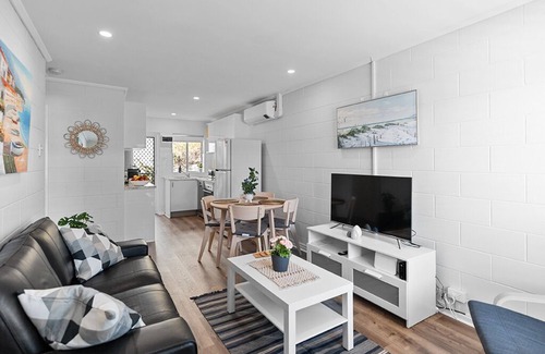 Adelaide Apartment | *A1 location & lifestyle @ tranquil seaside shores
