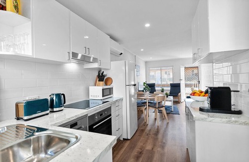 Adelaide Apartment | *A1 location & lifestyle @ tranquil seaside shores