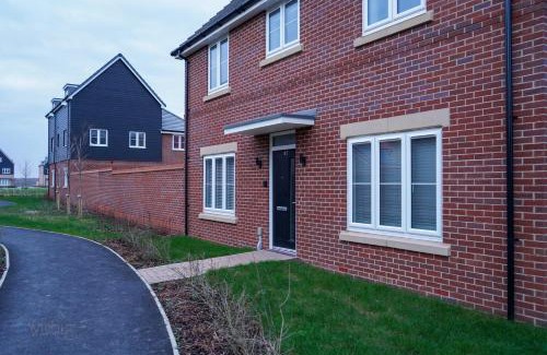 Peterborough Apartment | A1M Hampton Height New Entire 4bed House PE7 8SN