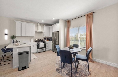 Bryant Pattengill West House | A2 Modern Townhome 9 mins to Campus & Stadium with Restaurants & Shopping Nearby