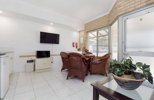 Connolly Apartment | A3 - Modern Apt w/Free Parking + Private Bathroom