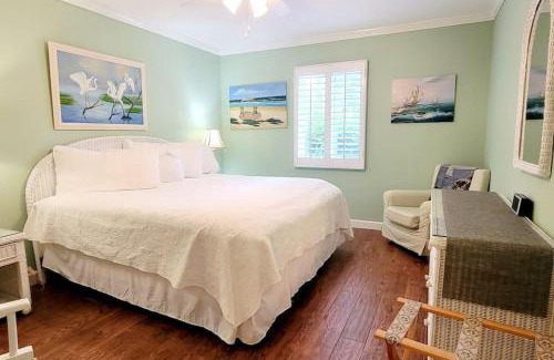 Demere Park House | A3 tile floors pet friendly easy access downstairs faces nice grassy area Close to pool
