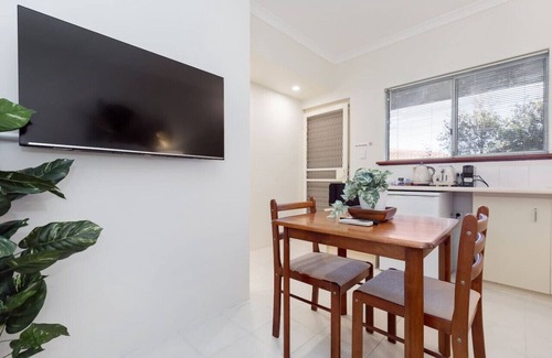 Connolly Apartment | A4 - Deluxe 1 bedroom, 1 bathroom apartment!
