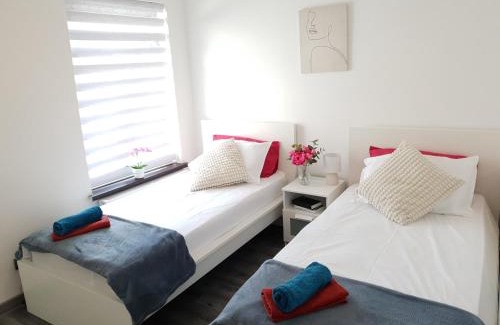 Stoke-on-Trent Apartment | A50 Apartments Stoke - 3 Bedrooms - 3 Bathrooms incl 2 ensuites house