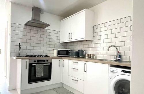Aylesbury Apartment | AA Stay Ltd. Home Away from Home Retreat