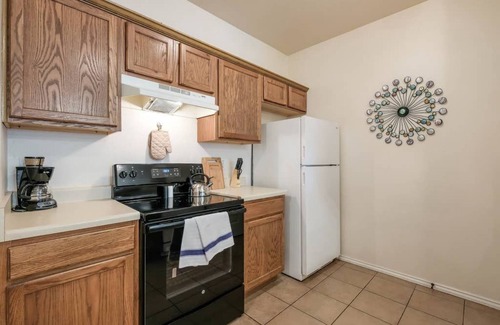 Medical Center District Condo | AA2 10% OFF 2BR Apt Fast WiFi 4-mins to Medical Center Pet-friendly