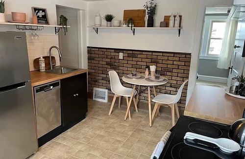 West Allis House | AAA stylish house provides everything you need and want from your vacation home.