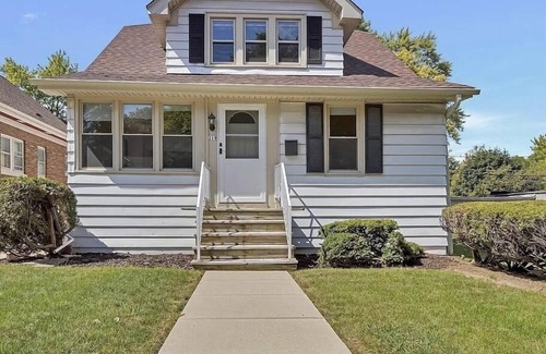 West Allis House | AAA stylish house provides everything you need and want from your vacation home.