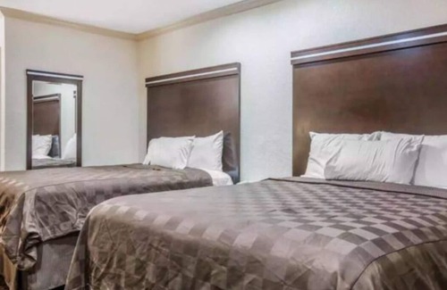 National City House | AAh! Near San Diego Convention Center-2 Queen Beds