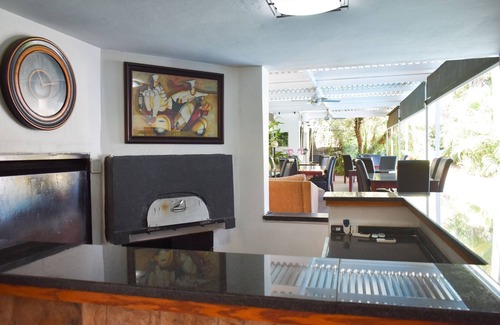 Baileys Muckleneuk House | Aanmani Rose Guest House