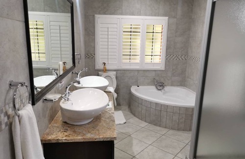 Baileys Muckleneuk House | Aanmani Rose Guest House