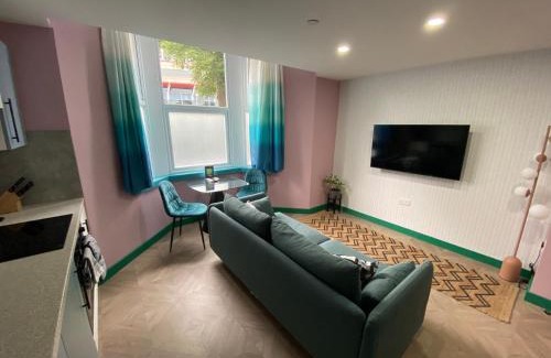 Riverside Apartment | Aaron Wise - 51 Fitzhamon Apartments