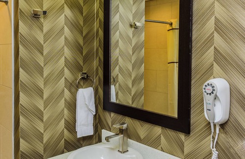 Niagara Falls Hotel | AArya Hotel By Niagara Fashion Outlets