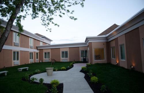 Niagara Falls Hotel | Aashram Hotel by Niagara River